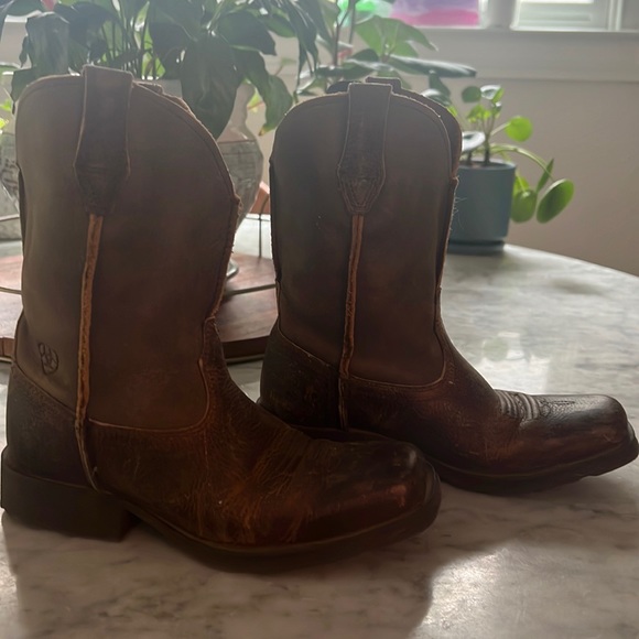 Good condition girls 13.5 boots only worn a handful of times.